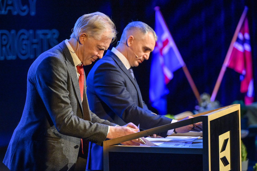 Jan Oddvar Skisland and Oleksandr Syenkevych signing a memorandum of understanding for furthere cooperation. 