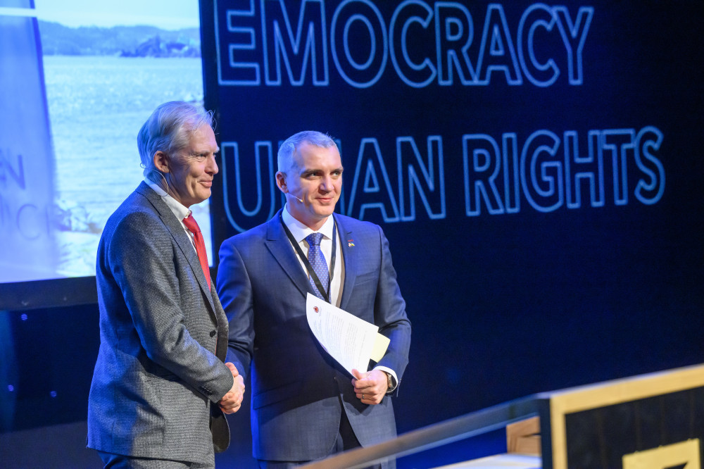 Jan Oddvar Skisland and Oleksandr Syenkevych shaking hands.