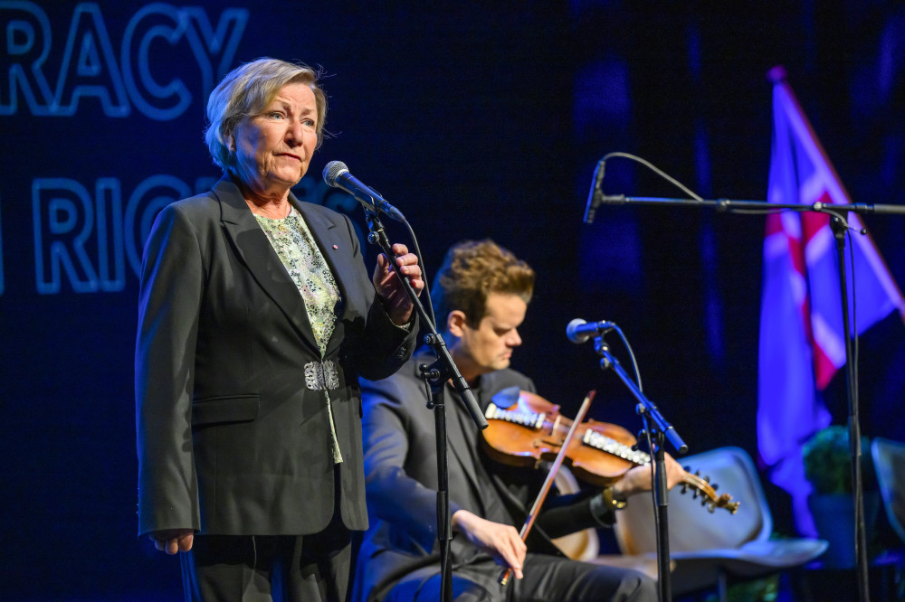 Traditional musical performance by singer Kirsten Bråten Berg and musician Daniel Sandèn Warg from the UNESCO Setesdalen-project. 