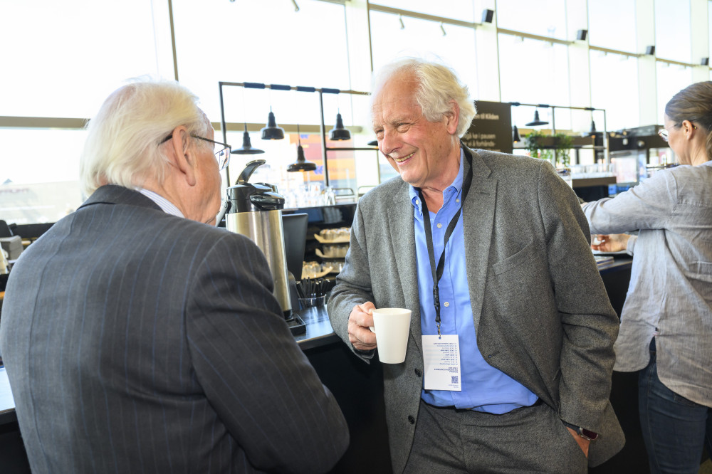 Time for coffee and mingling. From left former ambassador Torbjørn Frøysnes and William Nygaard, VP of the PEN International.