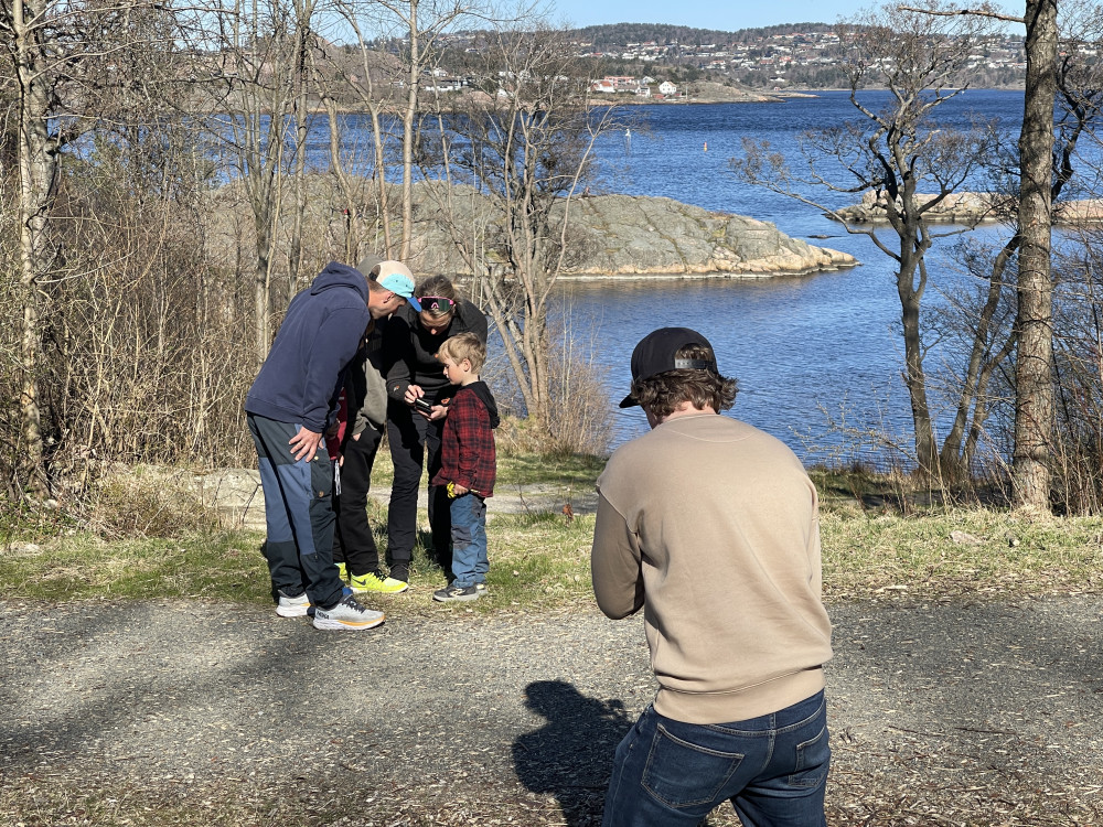 Familie ser på stolpe