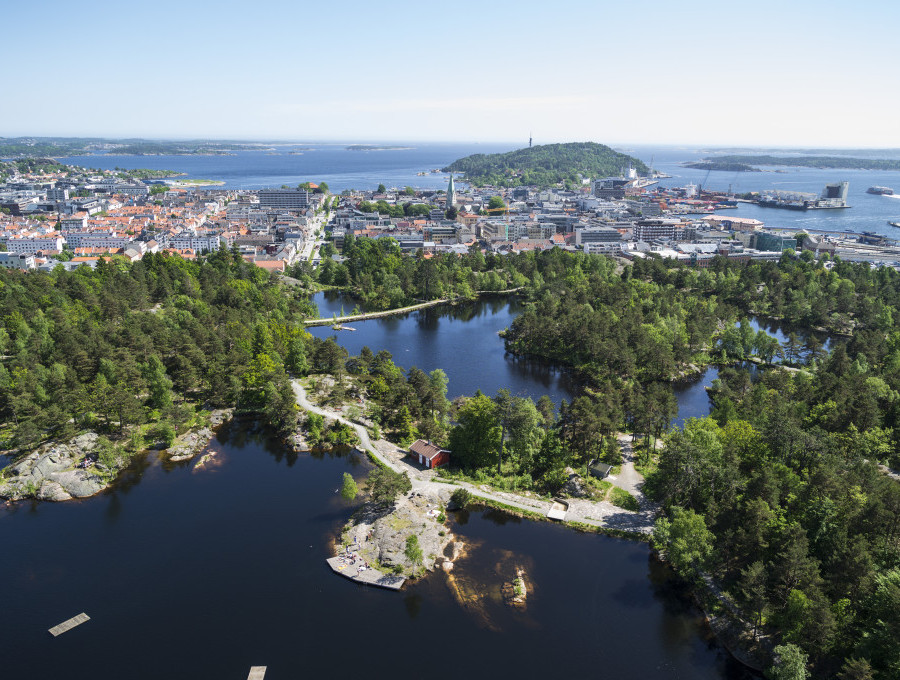 Flyfoto over Kristiansand sentrum fra Baneheia