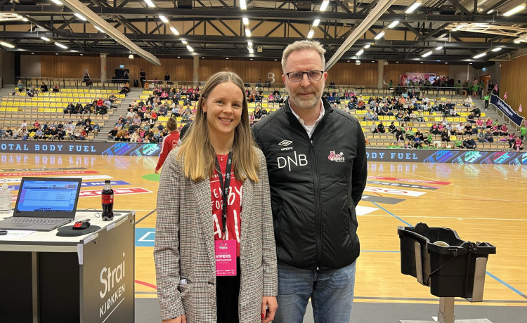 Ranveig Odden fra Kristiansand kommune sammen med styreleder i Vipers, Lars-Andre Hansen. 