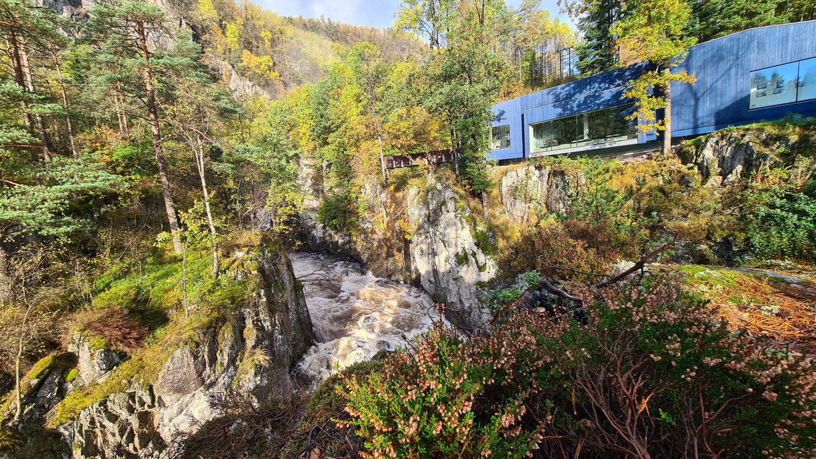 Bygning som henger over foss