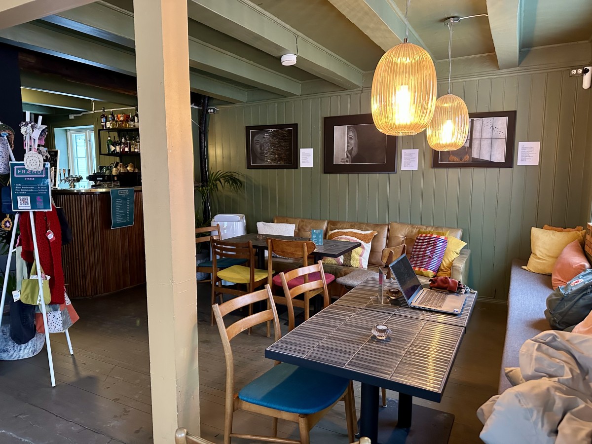 Dette er et bilder av Interiøret på utestedet et annet sted