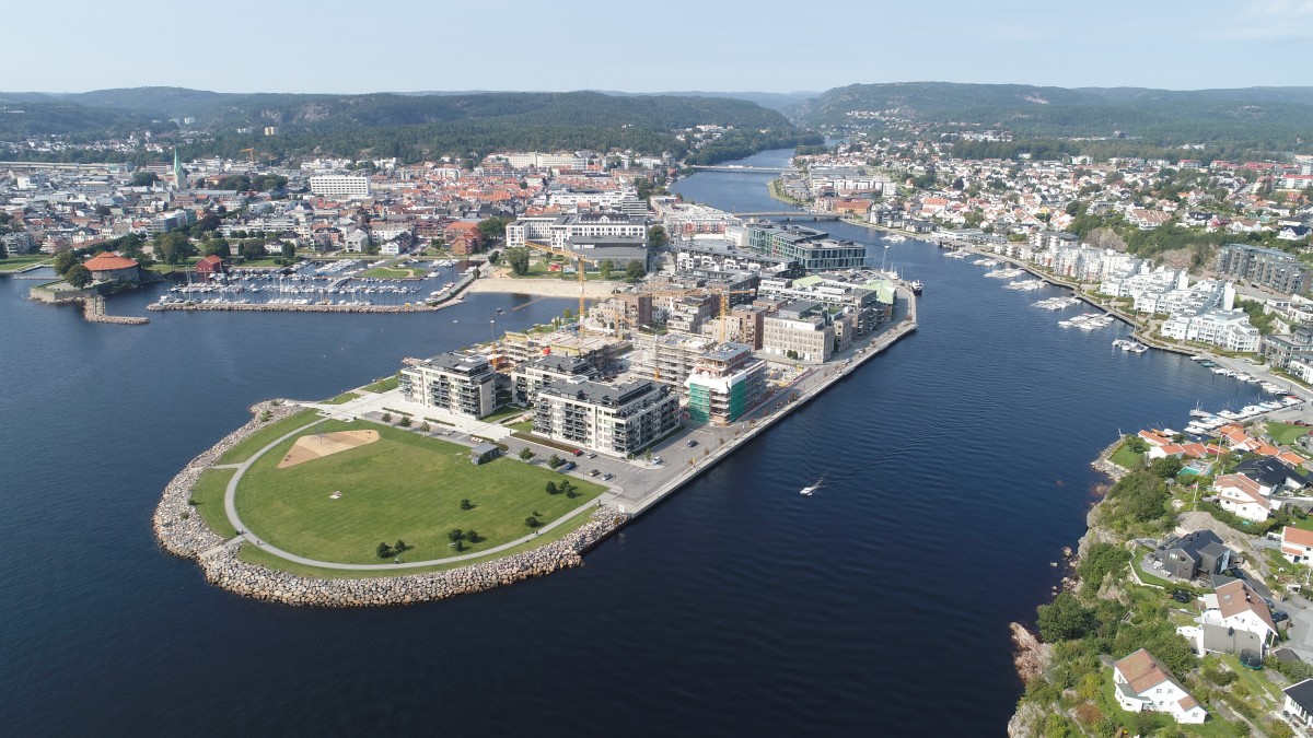 Dette er et flyfoto tatt av Kristiansand sentrum for man ser Tangen i forgrunnen og kvadraturen i bakgrunnen