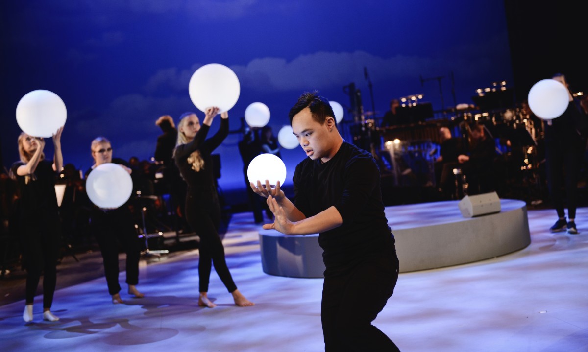 Dette er et bilde som viser dansere i forestillingen Spor. 