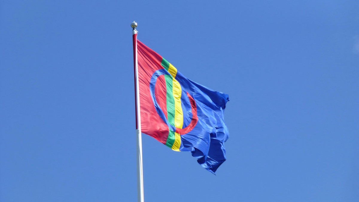 Bilde av det samiske flagget som veier i vinden
